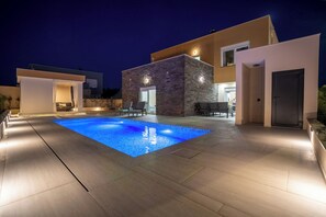 Outdoor pool, pool loungers - Villa Lukic (Privlaka)