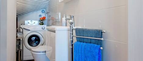 Villa | Salle de bain | Douche, serviettes fournies, savon, shampoing