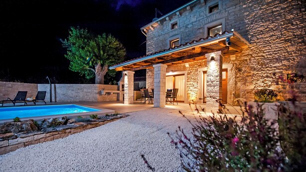 A stone building with a pool, outdoor seating, and a pergola. - Villa Masi (Kanfanar)