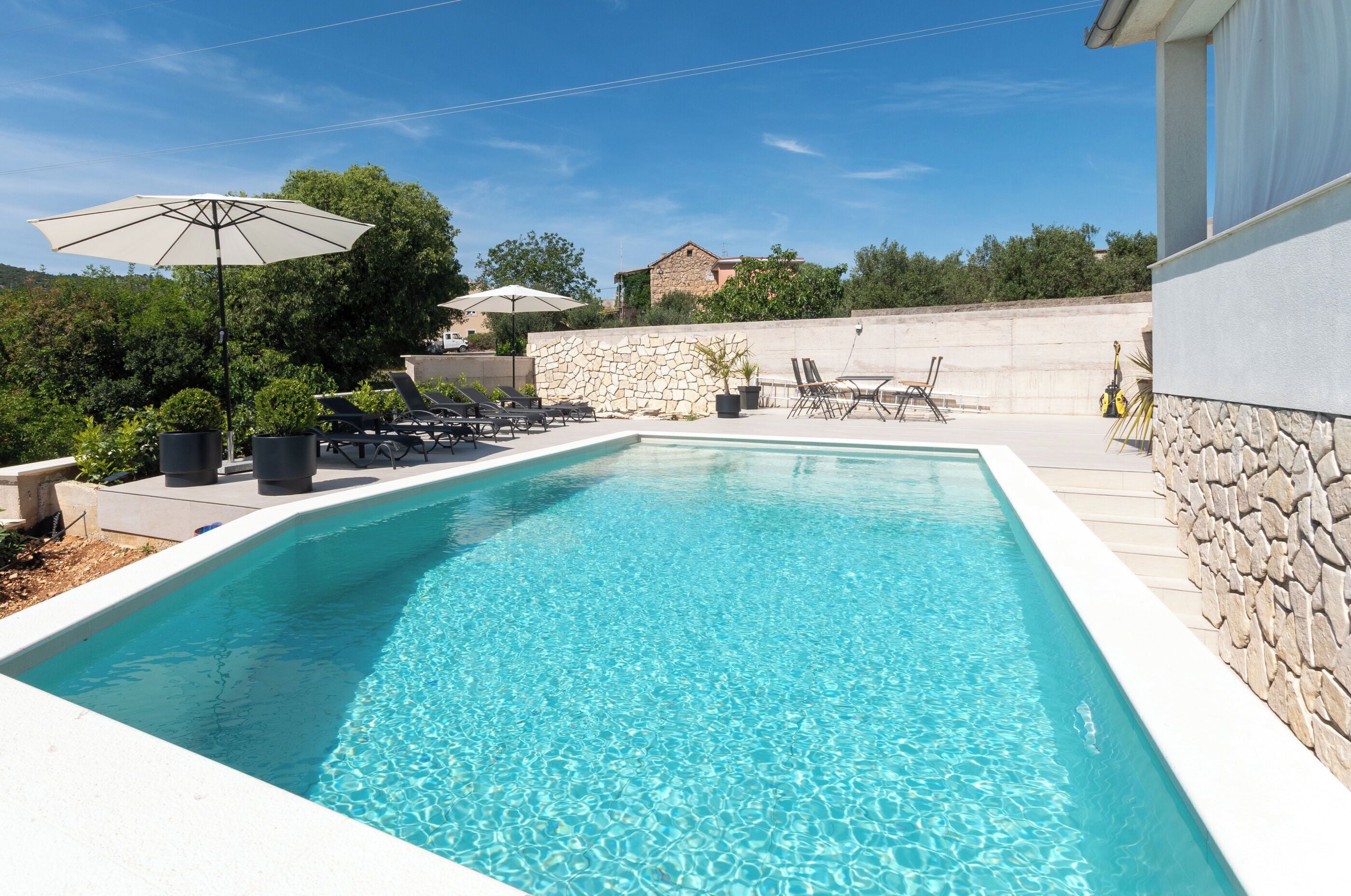 Piscine extérieure, parasols de plage, chaises longues