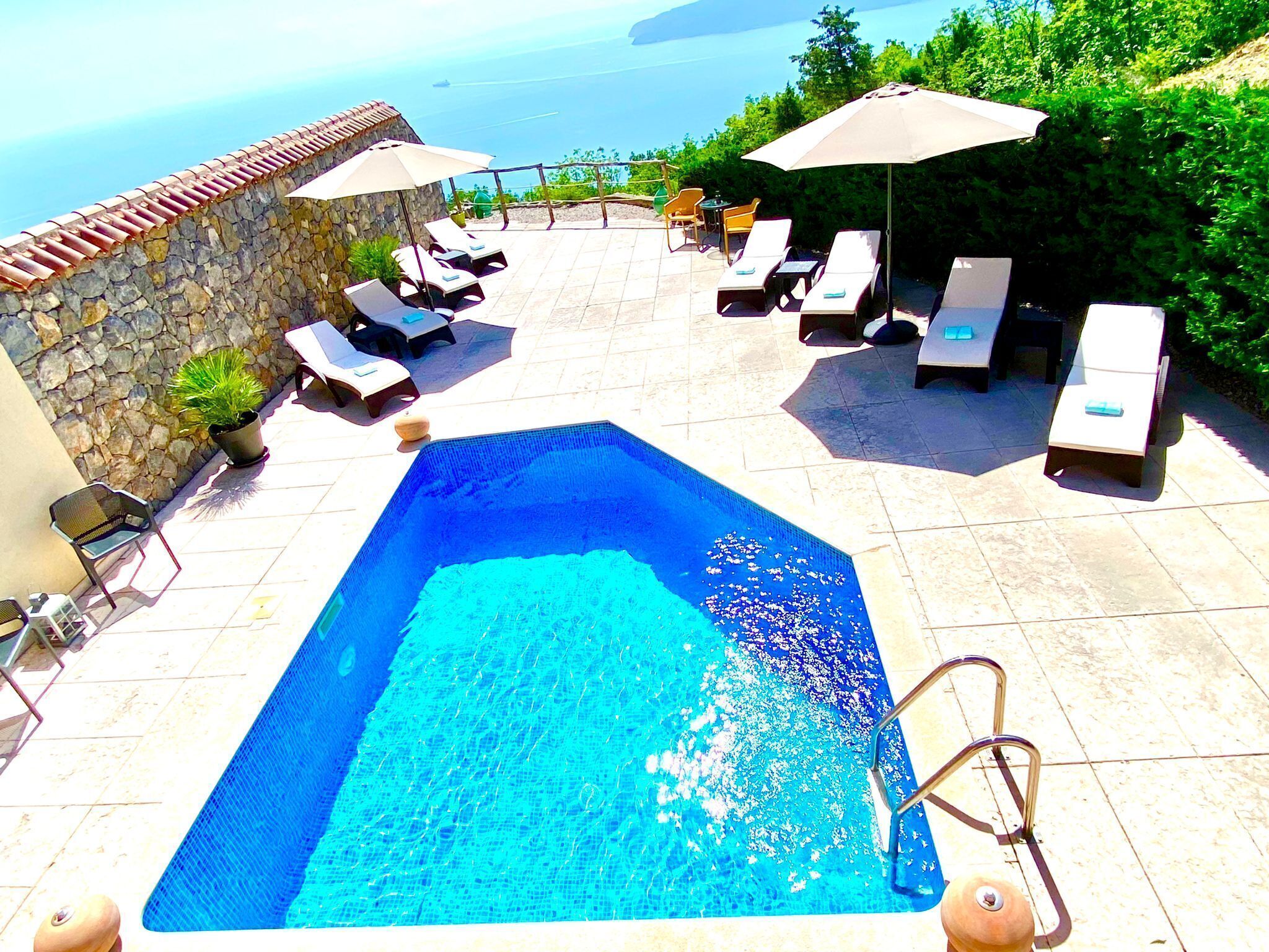 Piscine extérieure, parasols de plage