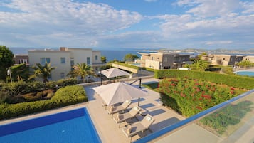 Piscina externa, piscina infinita, funciona piscina, guarda-sóis