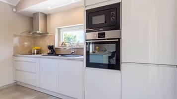 Villa | Privat køkken | Espressomaskine, mikrobølgeovn, ovn, kogeplade