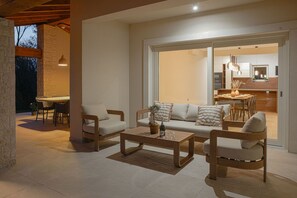 Un espacio de sala multifuncional con sofá, sillas y una mesita de centro.