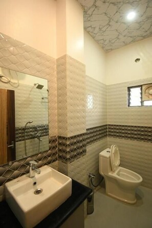 Kamar Triple, pemandangan kota | Kamar mandi