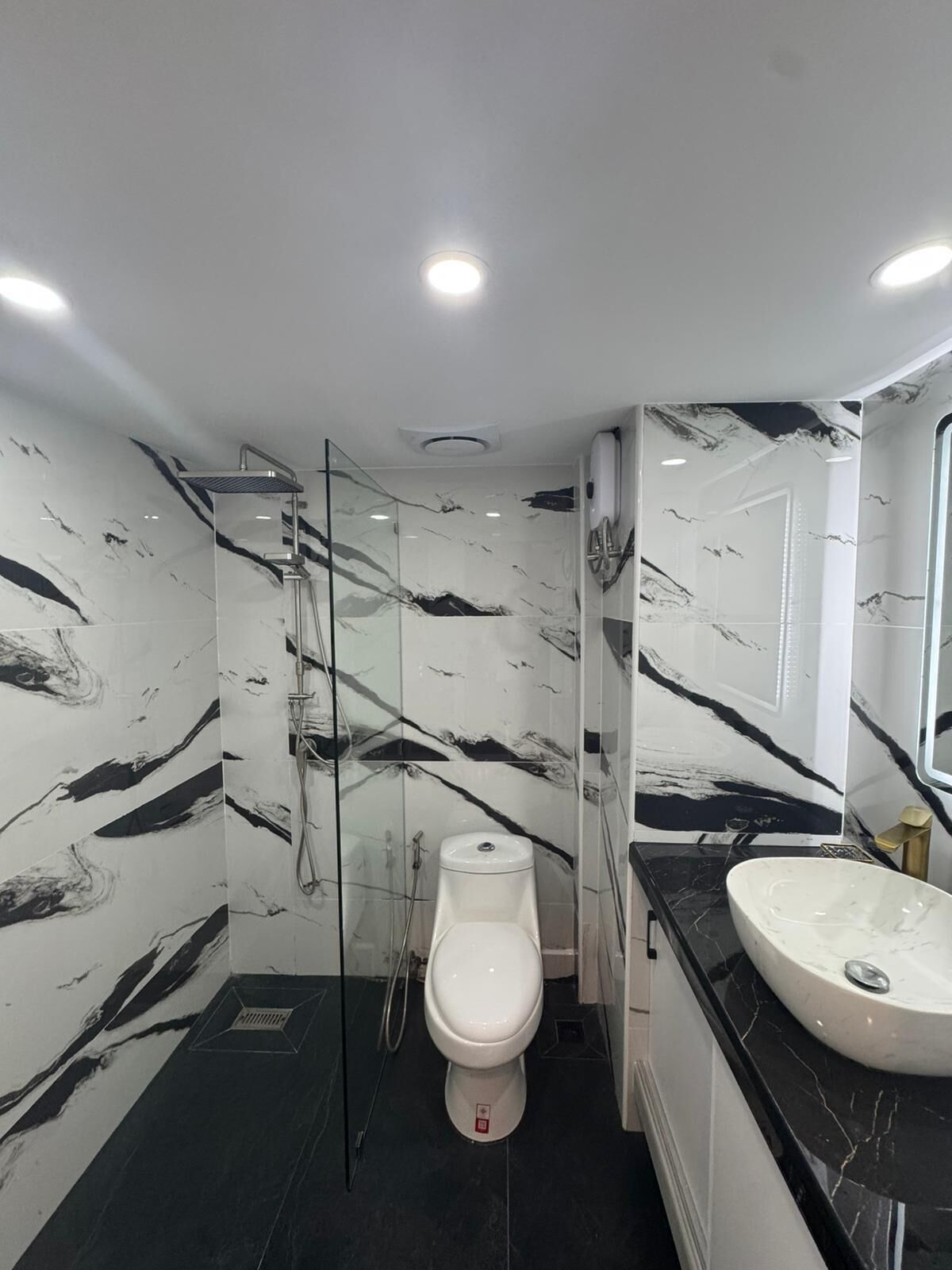 Toallas, jabón, papel de baño 