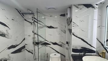 Toallas, jabón, papel de baño