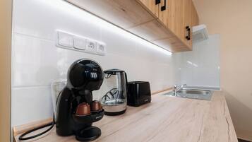 Apartamento, vista para a cidade | Cozinha privada | Máquina de café expresso, cafeteira/chaleira, geladeira, micro-ondas