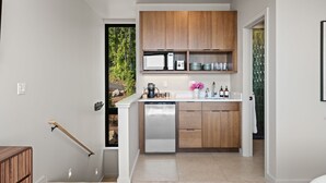 Une cuisine moderne avec des meubles en bois, un lave-vaisselle et un four à micro-ondes.