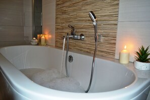 Hair dryer, towels, soap, toilet paper - Vrbo Property (Liebstadt)