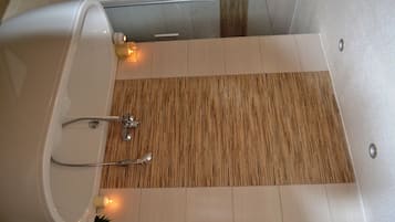 Secador de cabelo, toalhas de banho, sabonete, papel higiênico