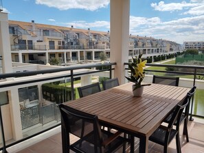 Outdoor dining - Apartment in Panorámica Golf with Pools and Sports Facilities (Sant Jordi)