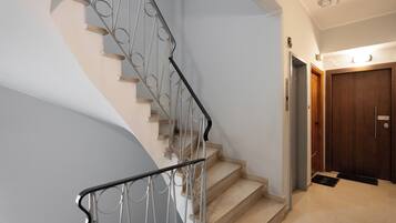 Luxe appartement, balkon, uitzicht op de stad | Interieur
