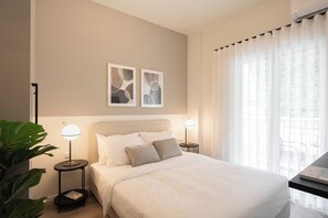 Apartament de luxe, balcó, vistes a la ciutat | Caixa forta a l'habitació i espai de treball apte per a portàtils 
