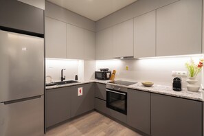 Apartamento superluxo, sacada, vista para a cidade | Cozinha privada | Geladeira grande, micro-ondas, fogão, cooktop