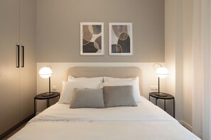 Apartament de luxe, balcó, vistes a la ciutat | Caixa forta a l'habitació i espai de treball apte per a portàtils 