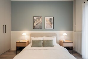 Apartament de luxe, balcó, vistes a la ciutat | Caixa forta a l'habitació i espai de treball apte per a portàtils 