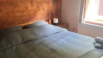 Iron/ironing board, travel crib, free WiFi, bed sheets
