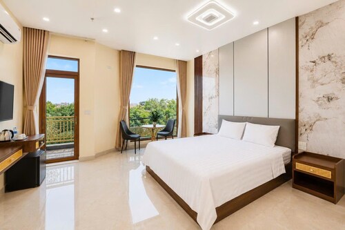 O Lily Hotel