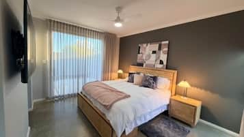 3 bedrooms, iron/ironing board, WiFi, bed sheets