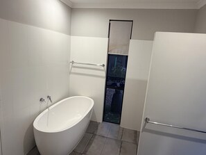 Secadora de cabello, toallas, papel de baño 