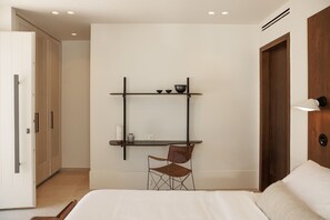 Quarto júnior, sacada, vista para o jardim | Cofres nos quartos, ferros/tábuas de passar roupa, Wi-Fi de cortesia