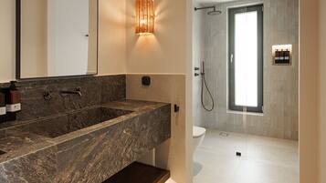 Superior-Doppelzimmer, eigener Pool, Gartenblick | Badezimmer | Dusche, Haartrockner, Handtücher, Seife
