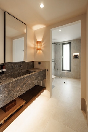 Chambre Double Supérieure, piscine privée, vue jardin | Salle de bain | Douche, sèche-cheveux, serviettes fournies, savon
