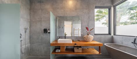 Biệt thự Cao cấp, ban công, quang cảnh hồ bơi | Phòng tắm | Áo choàng tắm, dép đi trong nhà, chậu vệ sinh/vòi rửa