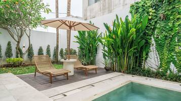 Vila superluxo, sacada, vista para a piscina | Piscina | Piscina externa