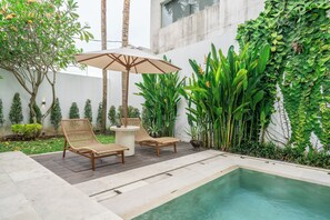 Vila superluxo, sacada, vista para a piscina | Piscina | Piscina externa