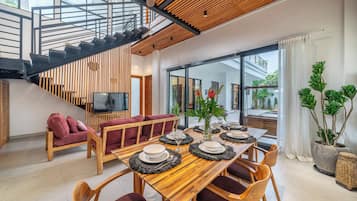 Luxury-Villa, Balkon, Poolblick | Speisen