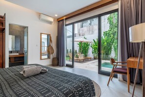 Egyptian cotton sheets, premium bedding, in-room safe - Lindt Villa  (Canggu)