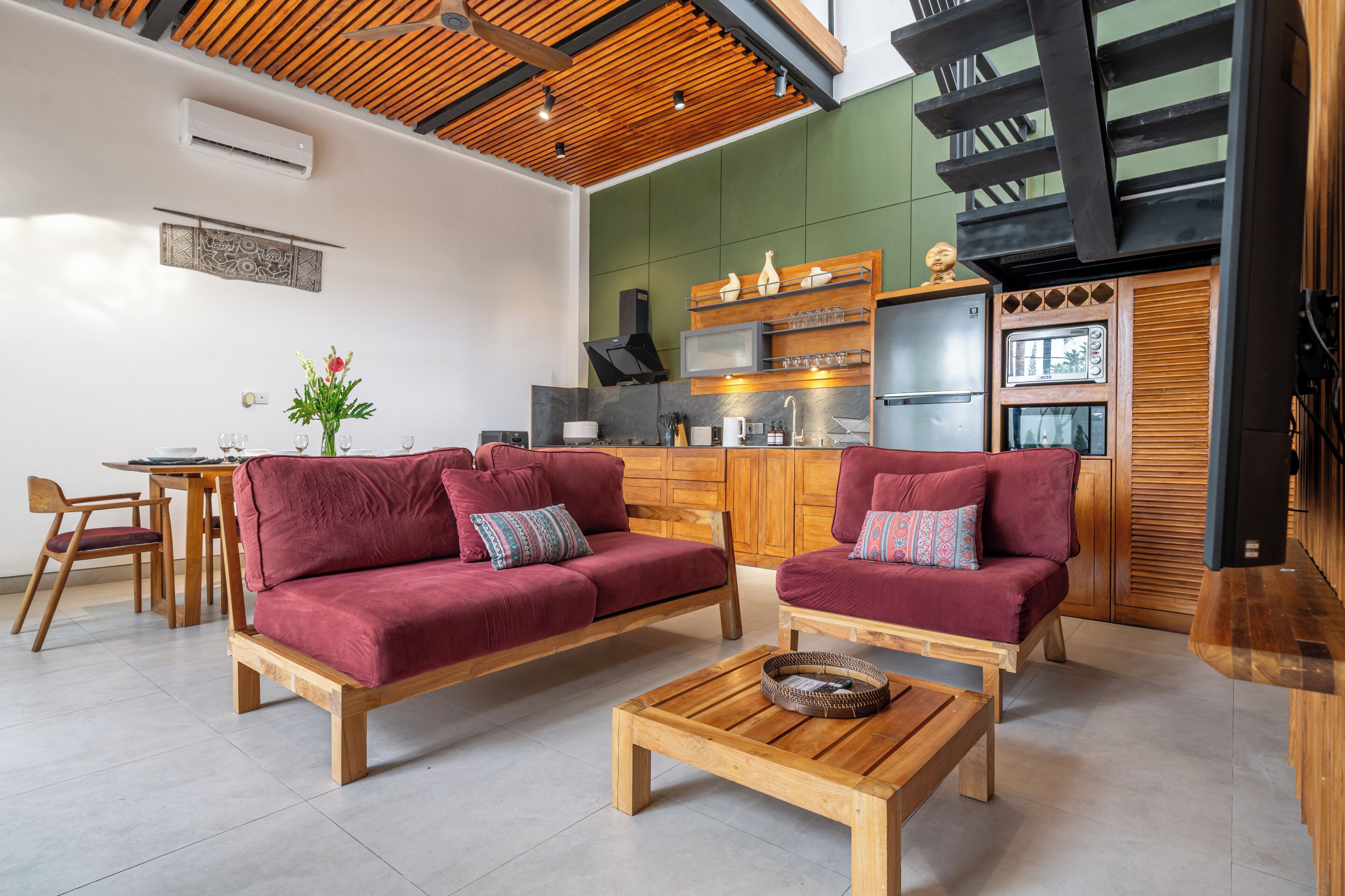 Vila superluxo, sacada, vista para a piscina | Área de estar | Smart TV 50 polegadas com canais digitais