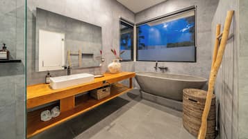 Luxe villa, balkon, uitzicht op zwembad | Badkamer | Badjassen, pantoffels, een bidet