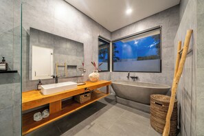 Vil·la de luxe, balcó, vistes a la piscina | Bany | Barnussos, sabatilles i bidet 