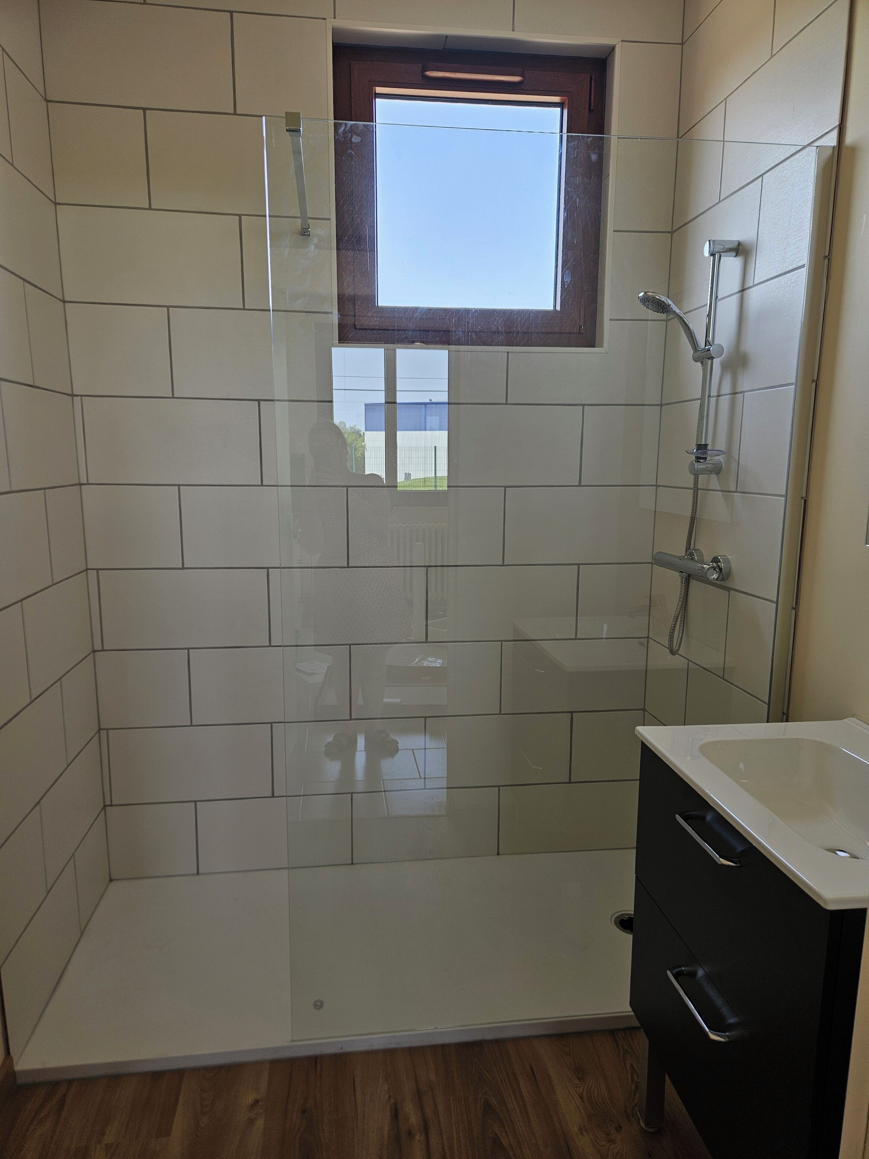 Douche, sèche-cheveux, serviettes fournies, papier toilette