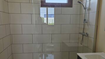 Douche, sĂšche-cheveux, serviettes fournies, papier toilette