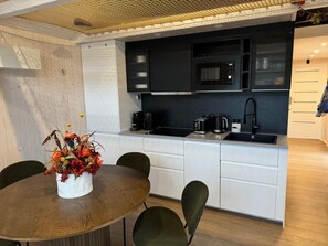 Fridge, microwave, stovetop, dishwasher