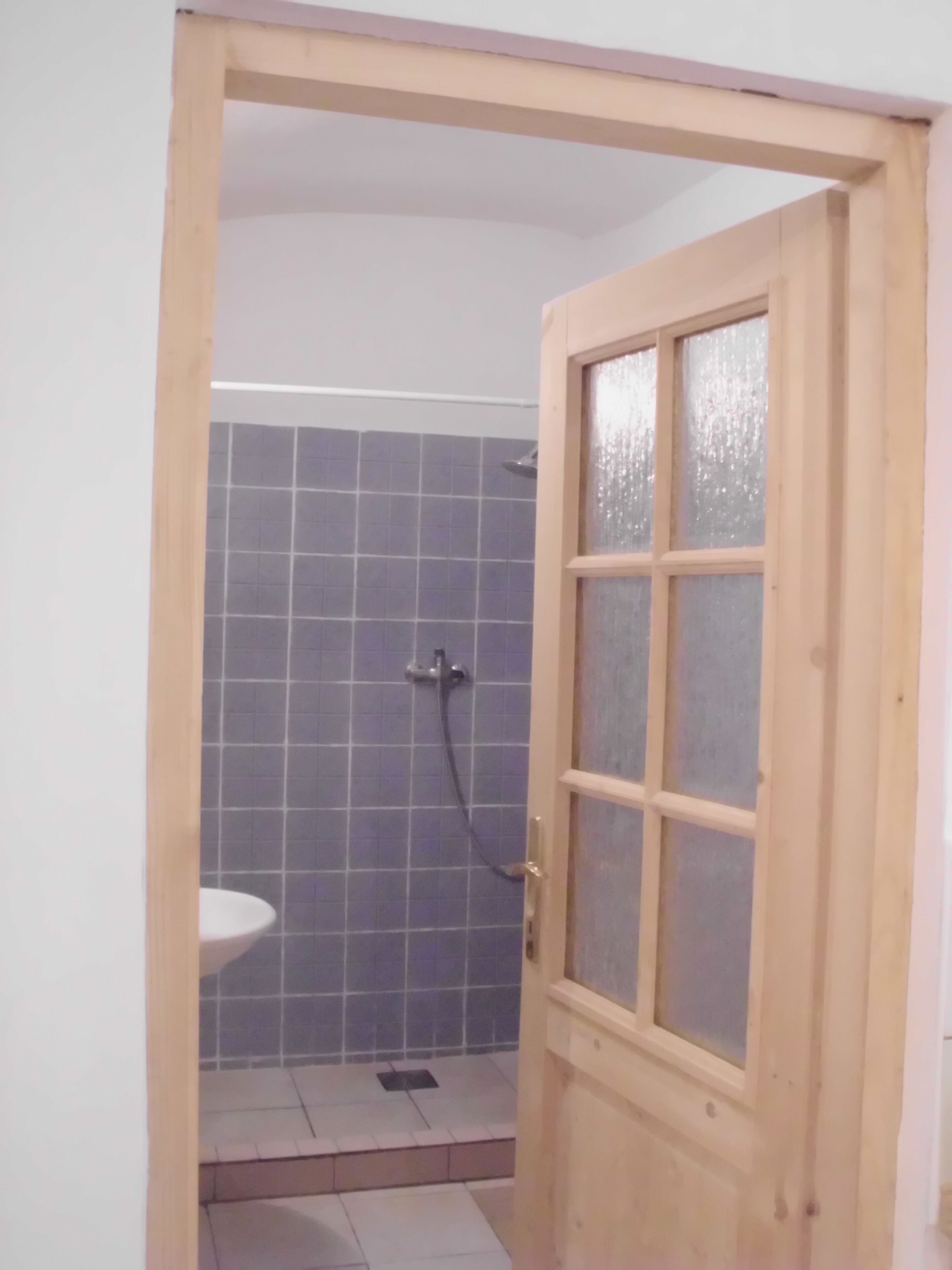 Douche, serviettes fournies, savon, papier toilette
