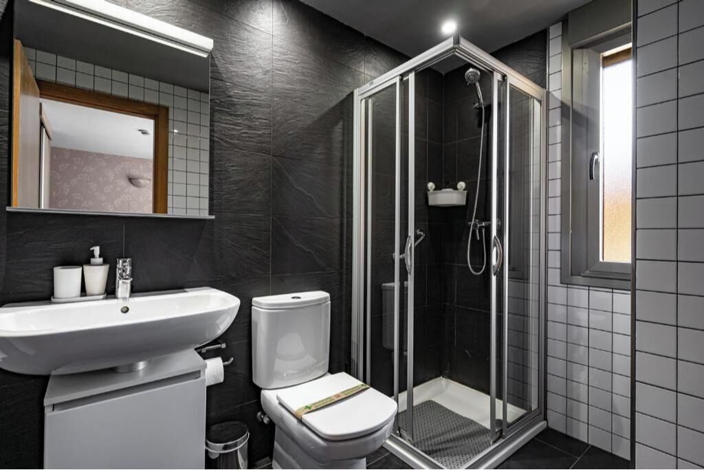 Een douche, een haardroger, handdoeken, zeep