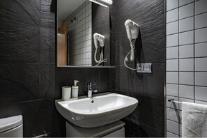 Chuveiro, secador de cabelo, toalhas de banho, sabonete