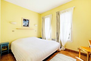 Tabla de planchar con plancha, wifi gratis y ropa de cama