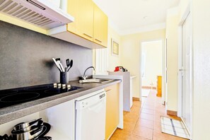 Réfrigérateur, micro-ondes, plaque de cuisson, lave-vaisselle