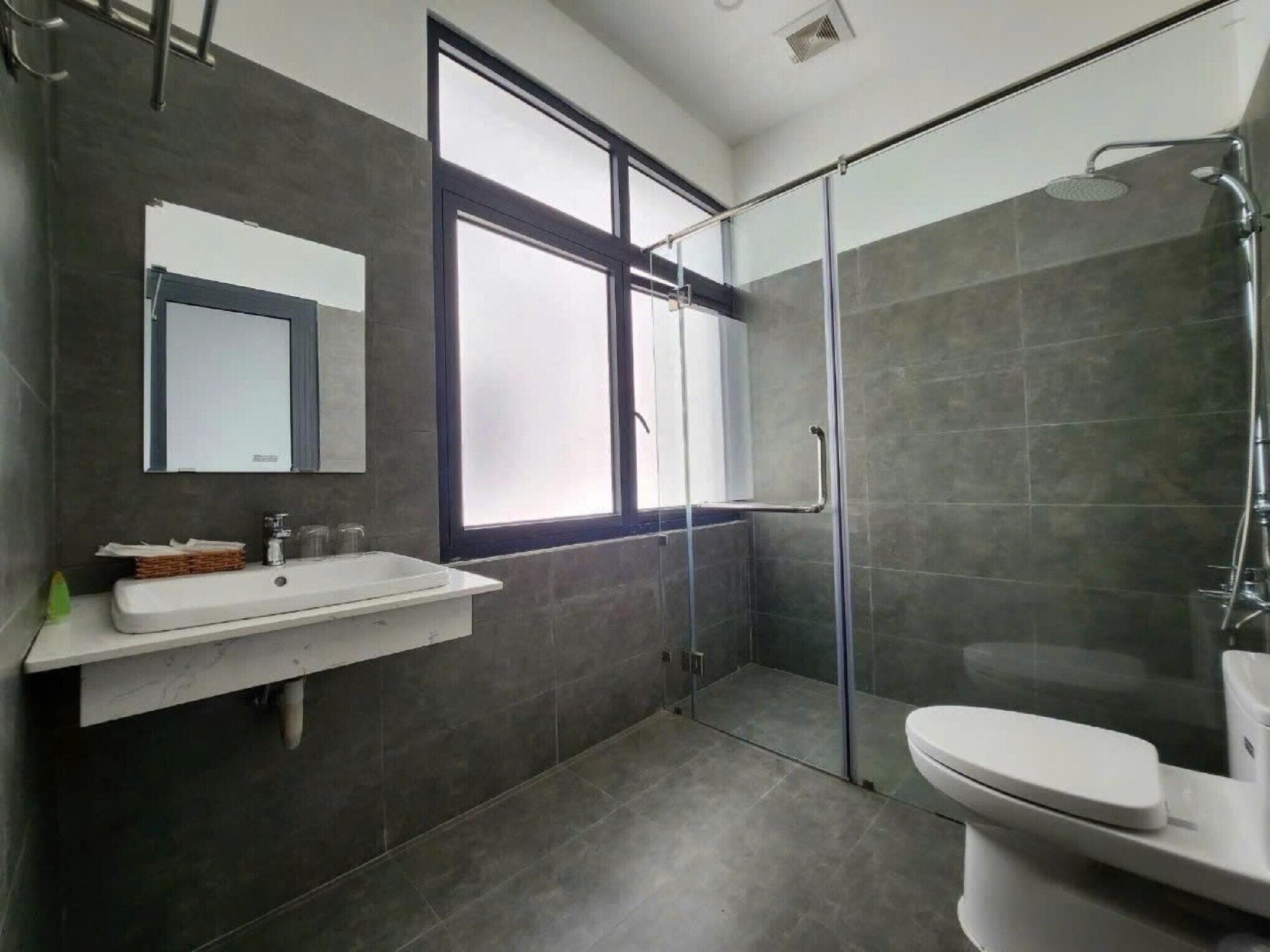 Vierbettzimmer | Badezimmer | Dusche, Haartrockner, Hausschuhe, Handtücher