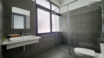 Vierbettzimmer | Badezimmer | Dusche, Haartrockner, Hausschuhe, Handtücher