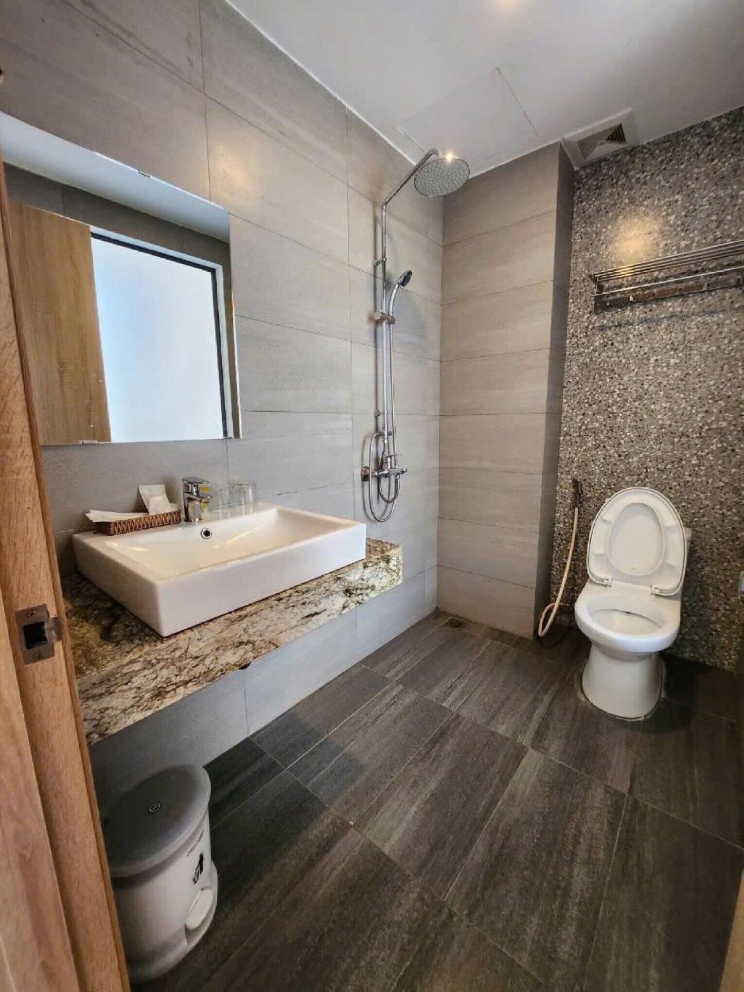 Vierbettzimmer | Badezimmer | Dusche, Haartrockner, Hausschuhe, Handtücher