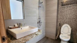 Quadruple Room | Bilik Mandi | Pancuran mandi, pengering rambut, selipar, tuala disediakan 
