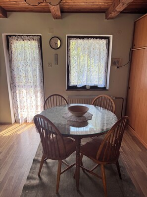 Dining - Cozy Chalet in Mriborsko Pohorje with AC comfort (Hoče)