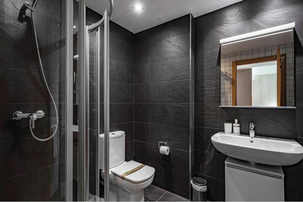 Een douche, een haardroger, handdoeken, zeep